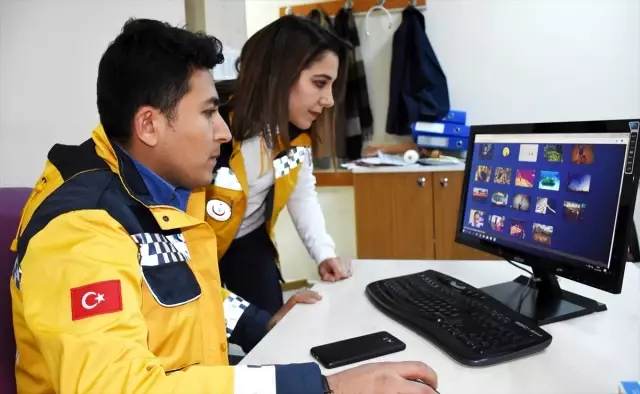Kırşehir'de 112 Acil Servis personeli AA'nın 'Yılın Fotoğrafları' oylamasına katıldı Kırşehir'de 112 Acil Servis personeli AA'nın 'Yılın Fotoğrafları' oylamasına katıldı