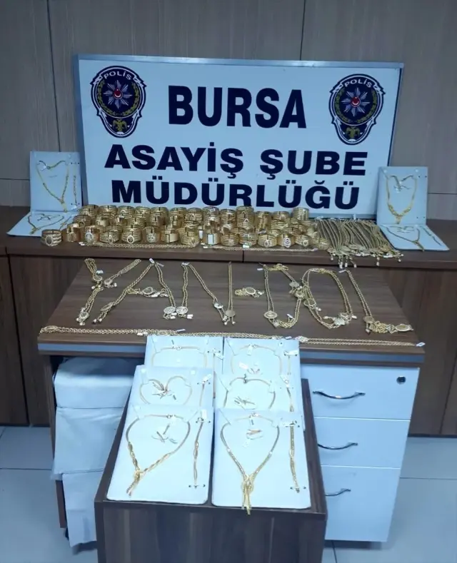 Kuyumculardan 2 milyon liralık altın çaldıkları iddia edilen şüpheliler yakalandı