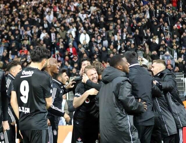 Maç sonunda Caner'i sinirlendiren olay! Herkes sevinirken o yüzünü tuttu