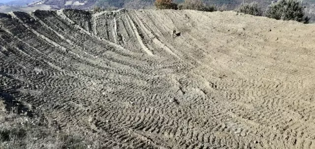 Manisa'da hayvan su içme ve sulama göletlerine bakım