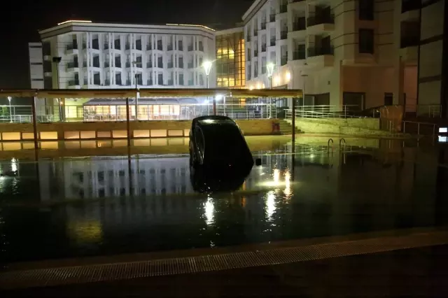 Manisa'da otomobil otelin yüzme havuzuna düştü Manisa'da otomobil otelin yüzme havuzuna düştü