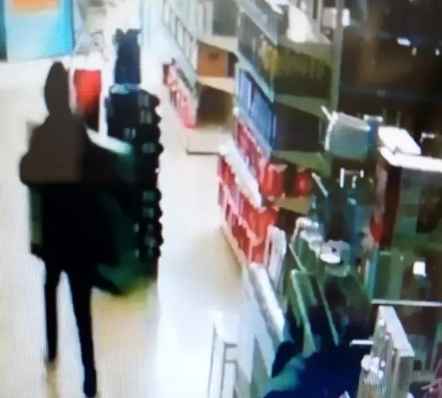 Marketten 22 saniyede dev ekranlı 2 televizyonu çaldılar Marketten 22 saniyede dev ekranlı 2 televizyonu çaldılar