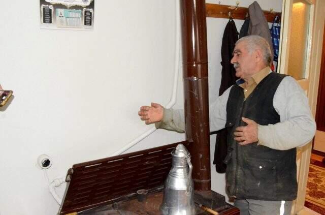 Mucit öğretmen, sobaya döşediği tesisat ile tüm evini ısıtıyor.
