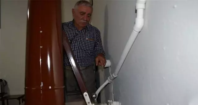 Mucit öğretmen, sobaya döşediği tesisat ile tüm evini ısıtıyor