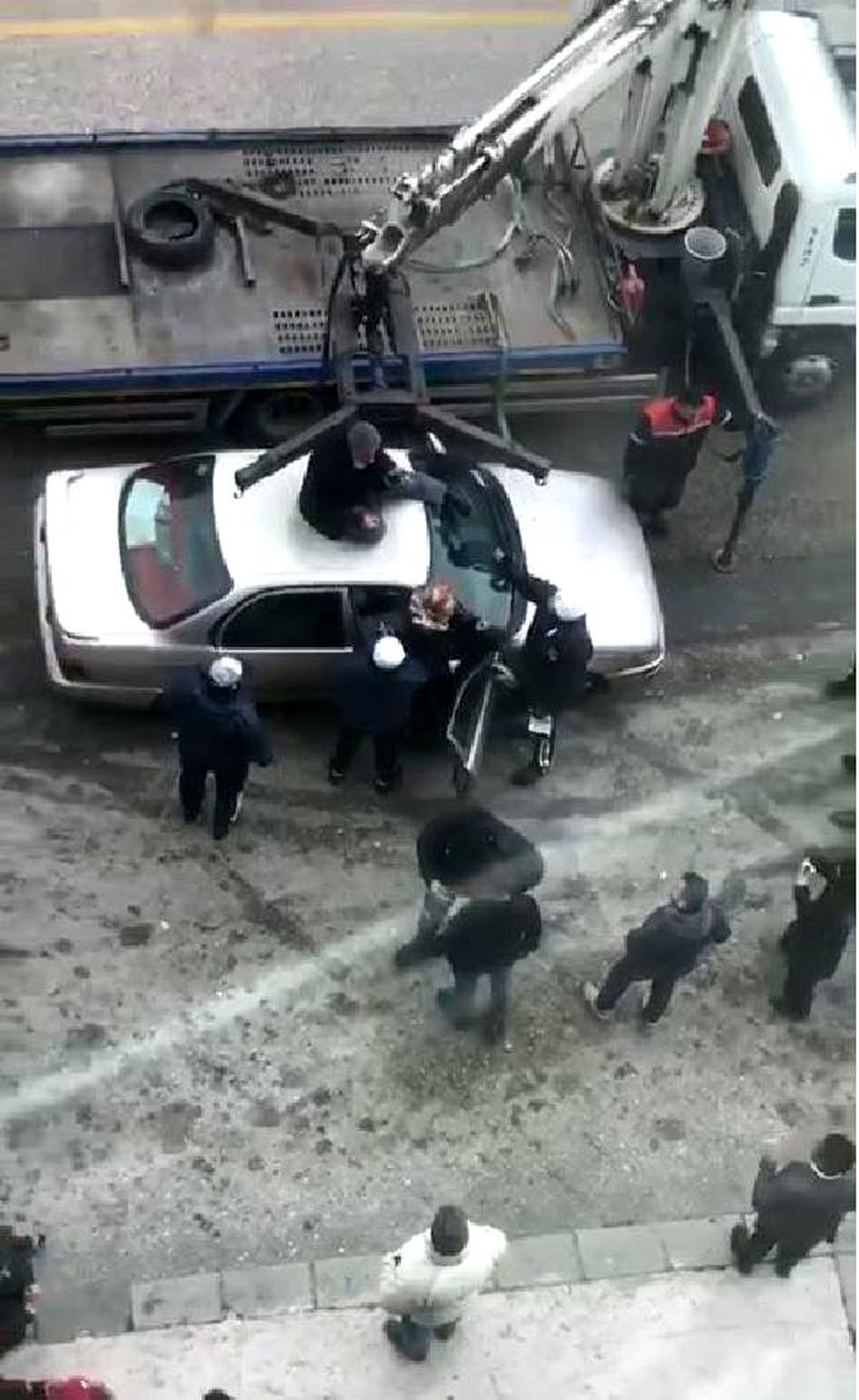 Otomobilini çektirmemek için üzerine çıktı