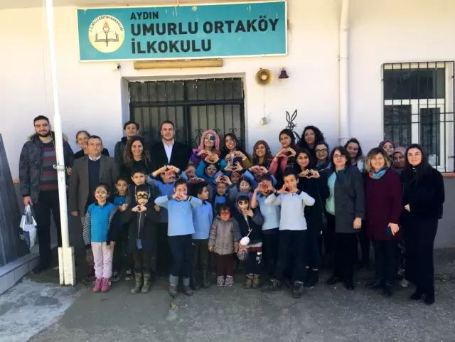 Sosyal bilgiler öğretmenliği öğrencileri minikleri sevindirdi Sosyal bilgiler öğretmenliği öğrencileri minikleri sevindirdi