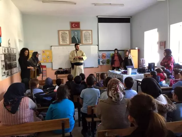 Sosyal bilgiler öğretmenliği öğrencileri minikleri sevindirdi Sosyal bilgiler öğretmenliği öğrencileri minikleri sevindirdi