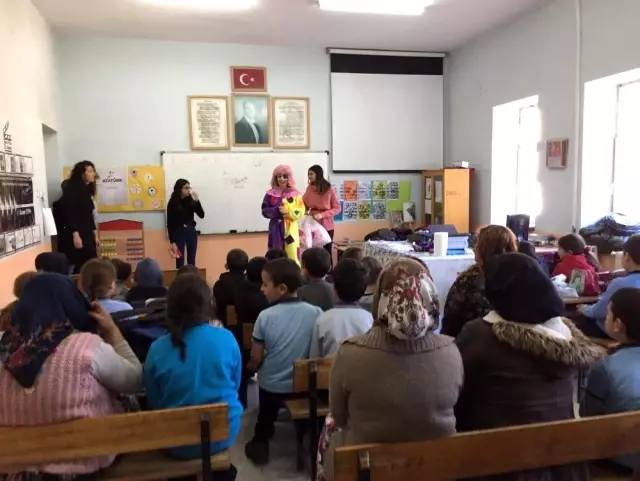 Sosyal bilgiler öğretmenliği öğrencileri minikleri sevindirdi Sosyal bilgiler öğretmenliği öğrencileri minikleri sevindirdi