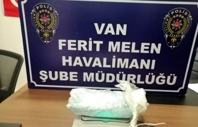 Streç filmle vücuduna sardığı uyuşturucuyla uçağa binmek isterken yakalandı Streç filmle vücuduna sardığı uyuşturucuyla uçağa binmek isterken yakalandı