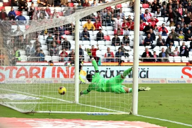 Süper Lig: Antalyaspor: 1 - Trabzonspor: 3 (İlk yarı) Süper Lig: Antalyaspor: 1 - Trabzonspor: 3 (İlk yarı)