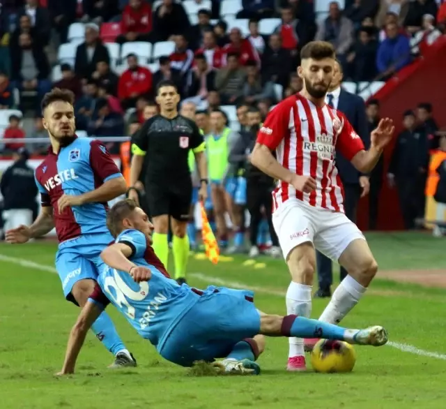Süper Lig: Antalyaspor: 1 - Trabzonspor: 3 (İlk yarı) Süper Lig: Antalyaspor: 1 - Trabzonspor: 3 (İlk yarı)