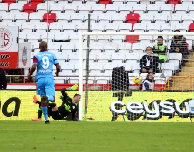 Süper Lig: Antalyaspor: 1 - Trabzonspor: 3 (İlk yarı) Süper Lig: Antalyaspor: 1 - Trabzonspor: 3 (İlk yarı)