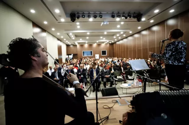 Tedavi gördüğü hastanede çellosuyla moral buluyor