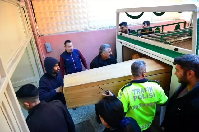 Temizlediği silahın ateş alması sonucu ölen polis memurunun cenazesi defnedildi Temizlediği silahın ateş alması sonucu ölen polis memurunun cenazesi defnedildi