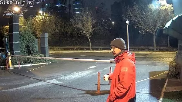 Uludağ'da kayıp dağcılardan Efe Sarp'ın kırmızı montu bulundu Uludağ'da kayıp dağcılardan Efe Sarp'ın kırmızı montu bulundu