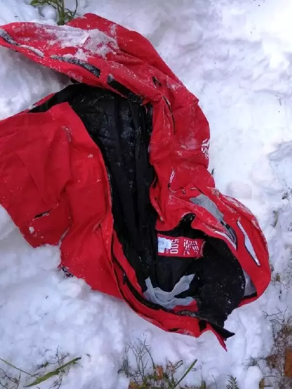 Uludağ'da kayıp dağcılardan Efe Sarp'ın kırmızı montu bulundu (2) Uludağ'da kayıp dağcılardan Efe Sarp'ın kırmızı montu bulundu (2)