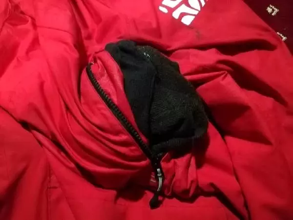 Uludağ'da kayıp dağcılardan Efe Sarp'ın kırmızı montu bulundu (2) Uludağ'da kayıp dağcılardan Efe Sarp'ın kırmızı montu bulundu (2)