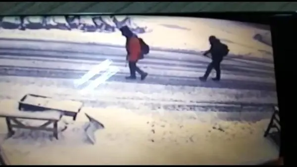 Uludağ'da kayıp dağcılardan Efe Sarp'ın kırmızı montu bulundu Uludağ'da kayıp dağcılardan Efe Sarp'ın kırmızı montu bulundu