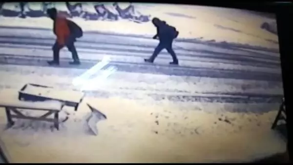 Uludağ'da kayıp dağcılardan Efe Sarp'ın kırmızı montu bulundu Uludağ'da kayıp dağcılardan Efe Sarp'ın kırmızı montu bulundu