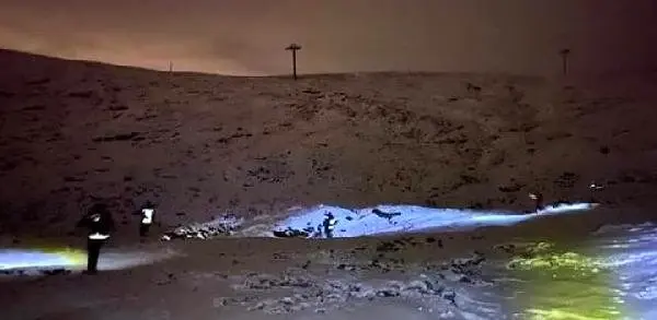 Uludağ'da kayıp dağcılardan Efe Sarp'ın kırmızı montu bulundu (2) Uludağ'da kayıp dağcılardan Efe Sarp'ın kırmızı montu bulundu (2)