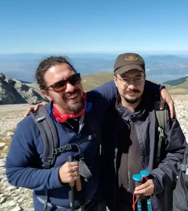 Uludağ'da kayıp dağcılardan Efe Sarp'ın kırmızı montu bulundu Uludağ'da kayıp dağcılardan Efe Sarp'ın kırmızı montu bulundu