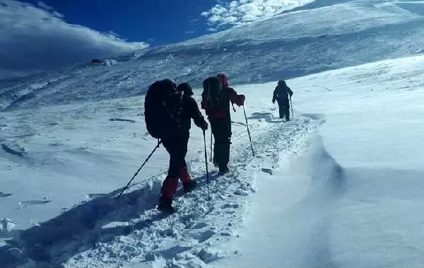 Uludağ'da kayıp dağcılardan Efe Sarp'ın kırmızı montu bulundu (2) Uludağ'da kayıp dağcılardan Efe Sarp'ın kırmızı montu bulundu (2)