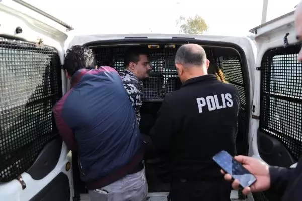 Polis, dur ihtarına uymayan taksiyi kilometrelerce kovaladı! Araçta yapılan aramada uyuşturucu ele geçirildi Polis, dur ihtarına uymayan taksiyi kilometrelerce kovaladı! Araçta yapılan aramada uyuşturucu ele geçirildi