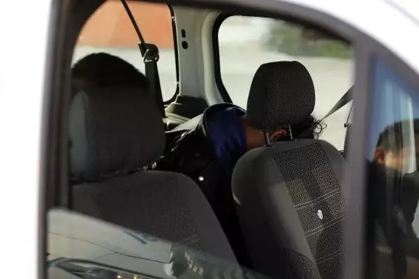 Polis, dur ihtarına uymayan taksiyi kilometrelerce kovaladı! Araçta yapılan aramada uyuşturucu ele geçirildi Polis, dur ihtarına uymayan taksiyi kilometrelerce kovaladı! Araçta yapılan aramada uyuşturucu ele geçirildi