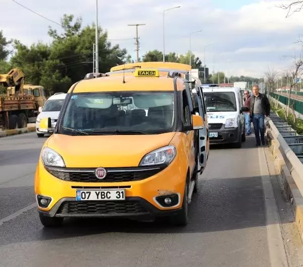 Polis, dur ihtarına uymayan taksiyi kilometrelerce kovaladı! Araçta yapılan aramada uyuşturucu ele geçirildi Polis, dur ihtarına uymayan taksiyi kilometrelerce kovaladı! Araçta yapılan aramada uyuşturucu ele geçirildi