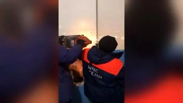 10'uncu kattan havalandırma boşluğuna düşerek sıkıştı, böyle kurtarıldı
