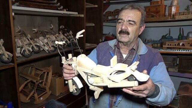 25 yıldır ahşaba şekil veriyor: Binin üzerindeki eseri garajında sergiliyor