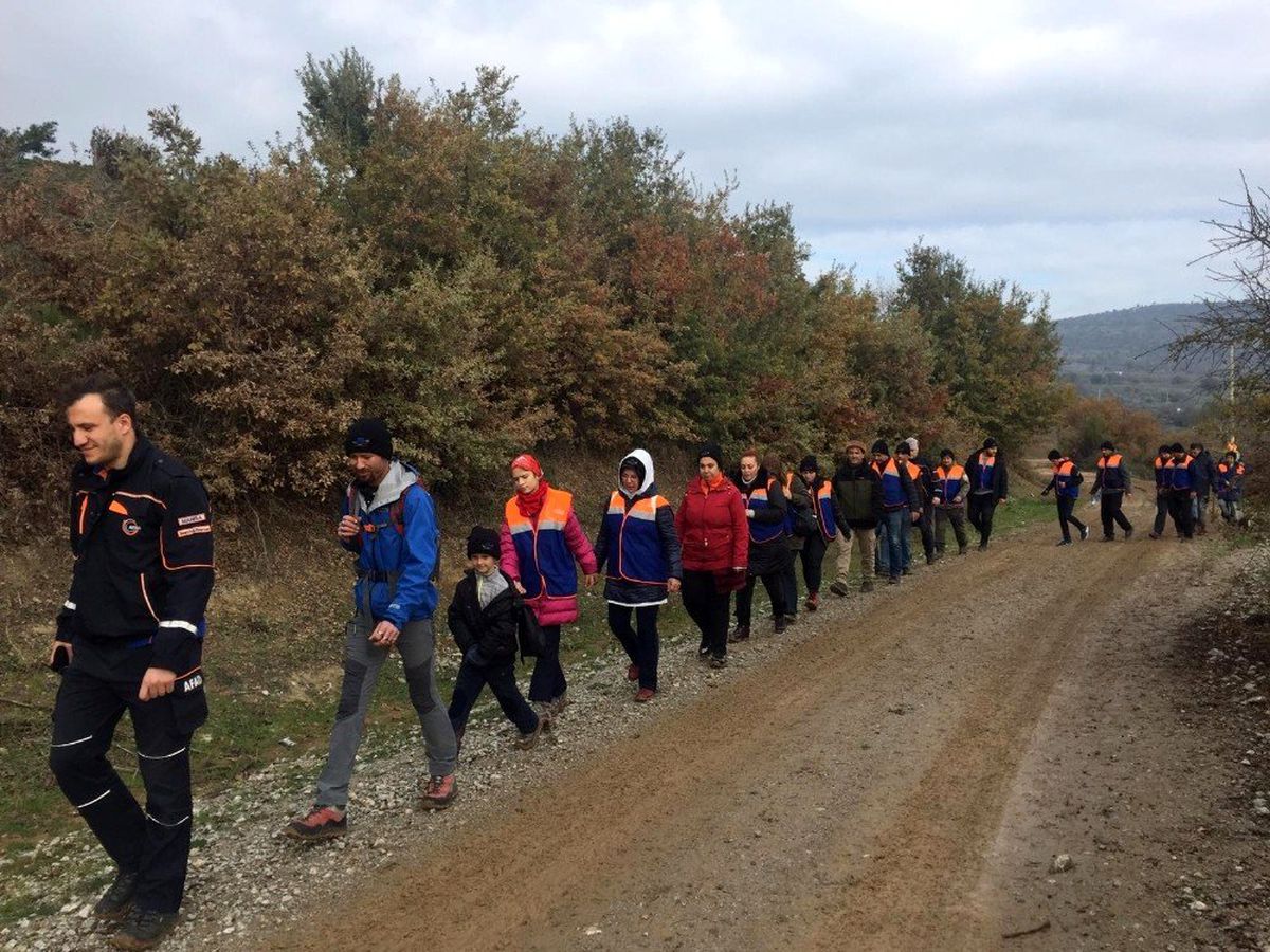 AFAD gönüllüleri Türkmen Şelalesi'nde çöp topladı