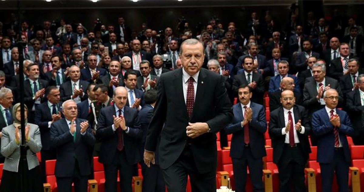 AK Parti'de 9 il, 40 ilçe başkanı görevi bıraktı
