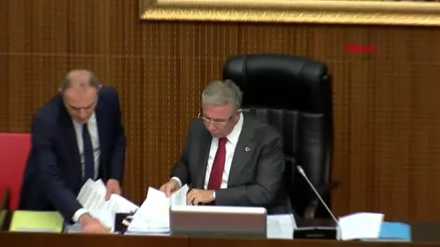 AK Partili Meclis üyesinin Mansur Yavaş'a 'artist' demesi gerginlik çıkardı AK Partili Meclis üyesinin Mansur Yavaş'a 'artist' demesi gerginlik çıkardı