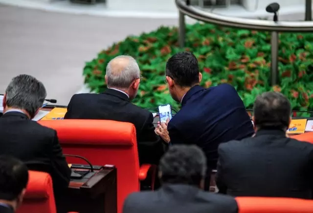 CHP Grup Başkanvekili Özel'in, Kılıçdaroğlu'na gösterdiği fotoğraflar merak uyandırdı