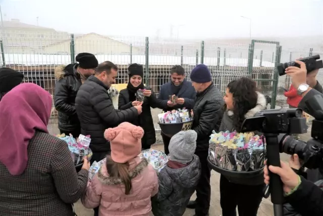 Doğum gününü sokak hayvanları ile kutladı