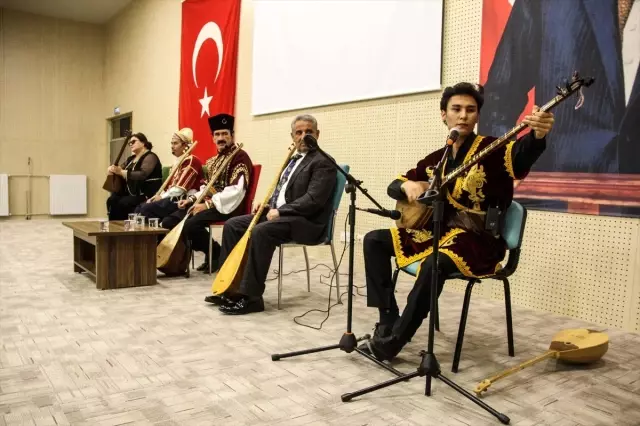 Domaniç'te aşıklar atıştı