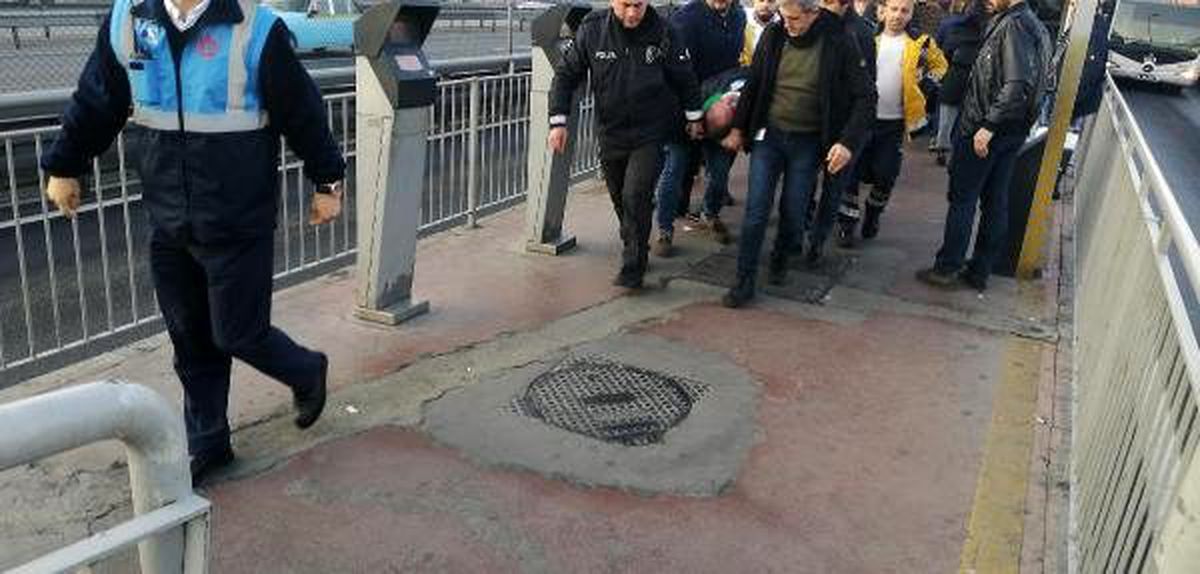 Durakta fenalaşarak düşen kişiye metrobüs çarptı