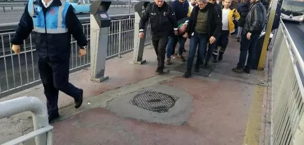 Durakta fenalaşarak düşen kişiye metrobüs çarptı