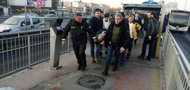 Durakta fenalaşarak düşen kişiye metrobüs çarptı