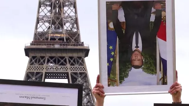Fransa'da çevreciler belediye binalarından çaldıkları Macron'un portre fotoğraflarıyla gösteri yaptı