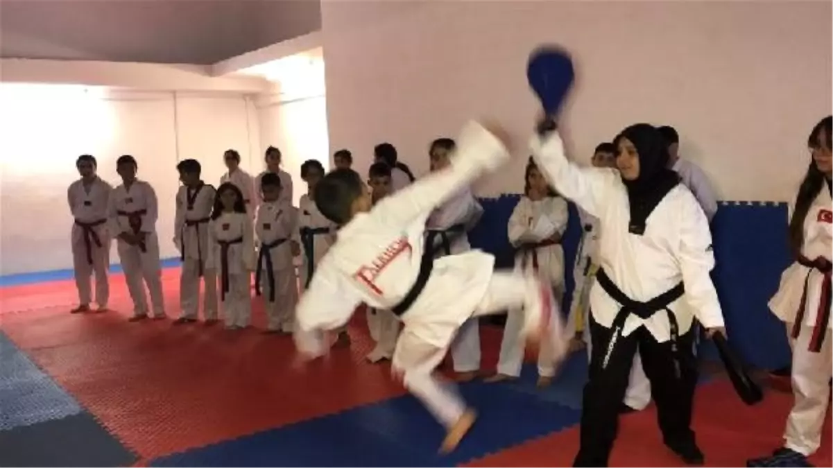 Gelin geldiği Kars'ta 150 sporcuya tekvando öğretiyor