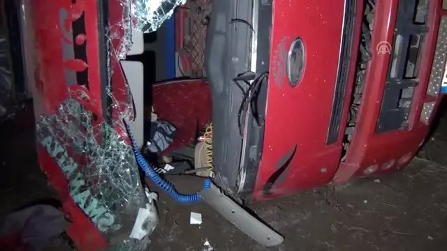 Hatay'da freni patlayan kamyonun sürücüsü yaralandı Hatay'da freni patlayan kamyonun sürücüsü yaralandı