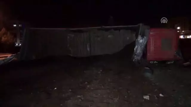 Hatay'da freni patlayan kamyonun sürücüsü yaralandı Hatay'da freni patlayan kamyonun sürücüsü yaralandı