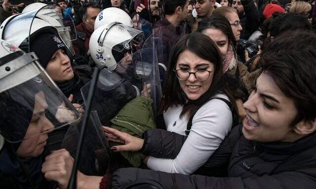 İstanbul Valiliği, Kadıköy'deki kadın eylemi sonrası gözaltılarla ilgili açıklama yaptı