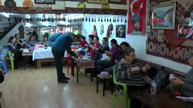 İzmir örgü ekibi, soğuk günlerde çocukların yüreğini ısıtıyor İzmir örgü ekibi, soğuk günlerde çocukların yüreğini ısıtıyor