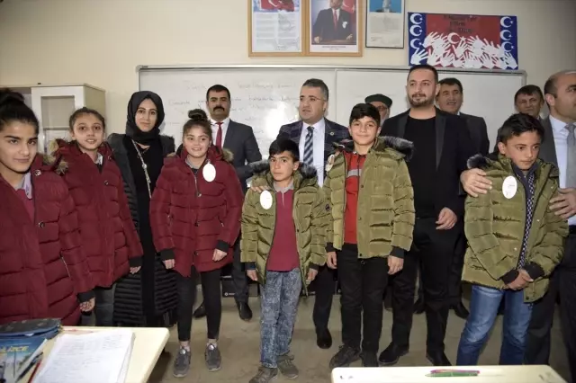 Karslı hayırsever mezun olduğu okuldaki 500 çocuğa giyim yardımında bulundu Karslı hayırsever mezun olduğu okuldaki 500 çocuğa giyim yardımında bulundu