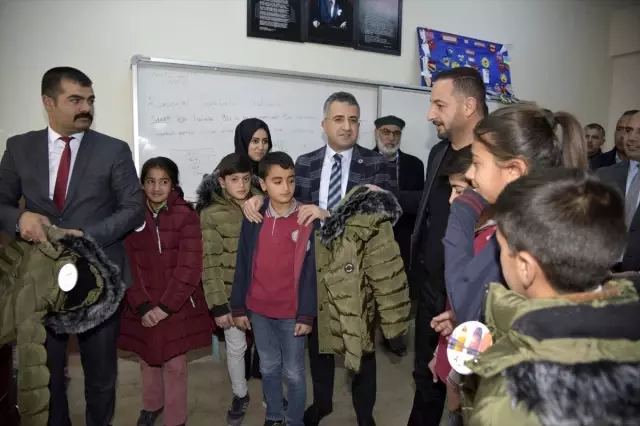Karslı hayırsever mezun olduğu okuldaki 500 çocuğa giyim yardımında bulundu Karslı hayırsever mezun olduğu okuldaki 500 çocuğa giyim yardımında bulundu