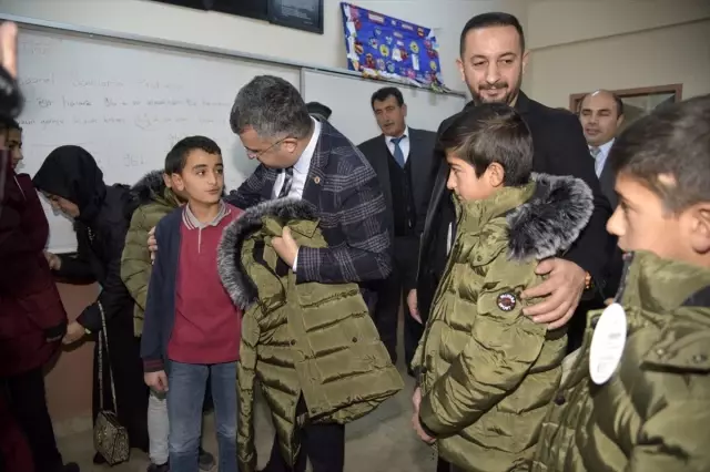 Karslı hayırsever mezun olduğu okuldaki 500 çocuğa giyim yardımında bulundu Karslı hayırsever mezun olduğu okuldaki 500 çocuğa giyim yardımında bulundu