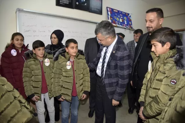 Karslı hayırsever mezun olduğu okuldaki 500 çocuğa giyim yardımında bulundu Karslı hayırsever mezun olduğu okuldaki 500 çocuğa giyim yardımında bulundu